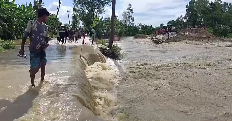 খোয়াই নদীর বাঁধ ভাঙন